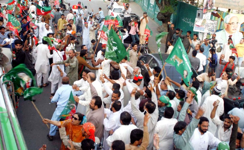 کراچی پریس کلب کے سامنے تحریک انصاف اور مسلم لیگ (ن) کے کارکنان میں تصادم