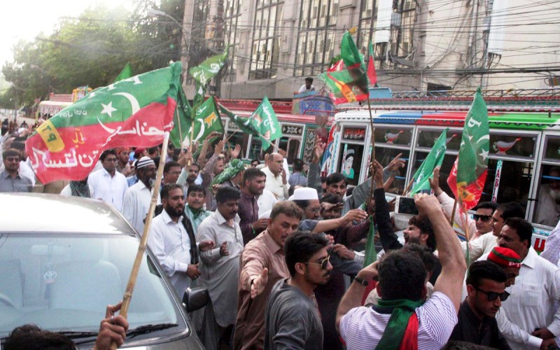 کراچی پریس کلب کے سامنے تحریک انصاف اور مسلم لیگ (ن) کے کارکنان میں تصادم