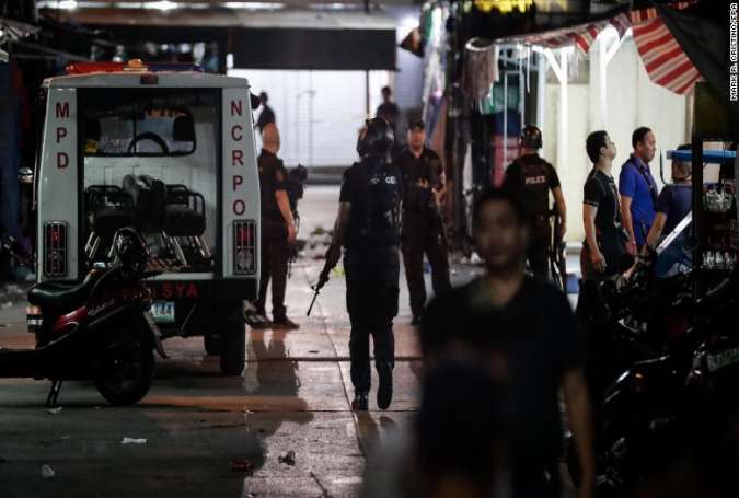 Polisi Manila, di TKP bom di Quiapo Manila.jpg