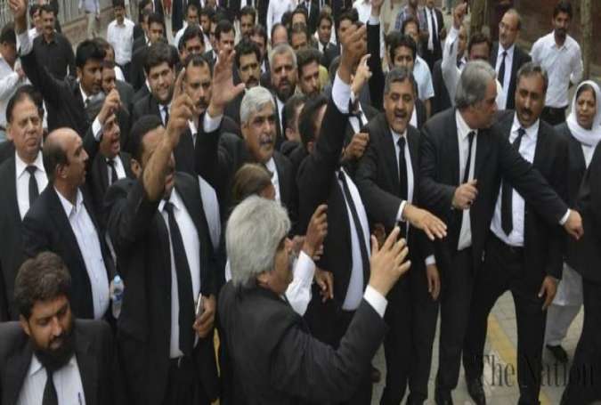 مردان، مطالبات تسلیم نہ ہونے پر وکلاء نے صوبہ بھر میں عدالتی کارروائیوں کا بائیکاٹ کر دیا