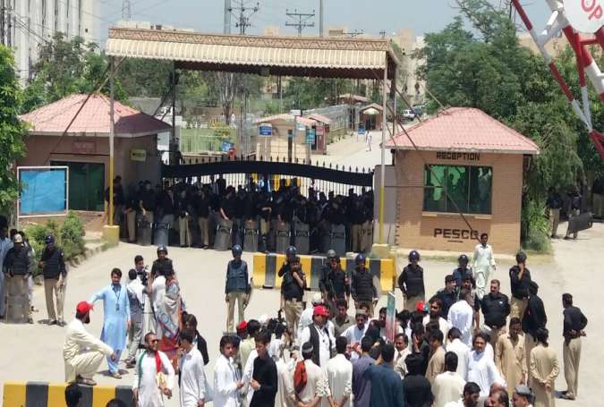 پشاور، پی ٹی آئی کا لوڈ شیڈنگ کیخلاف واپڈا ہاؤس کے سامنے احتجاجی مظاہرہ