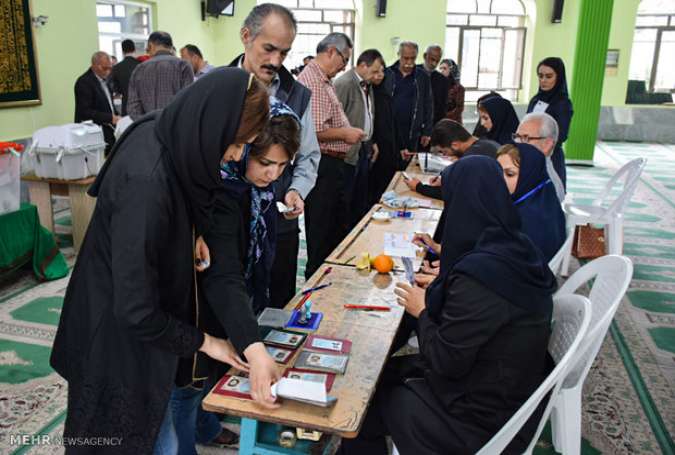 طهران: تمديد مهلة الإقتراع ساعتين لتصل للعاشرة مساء