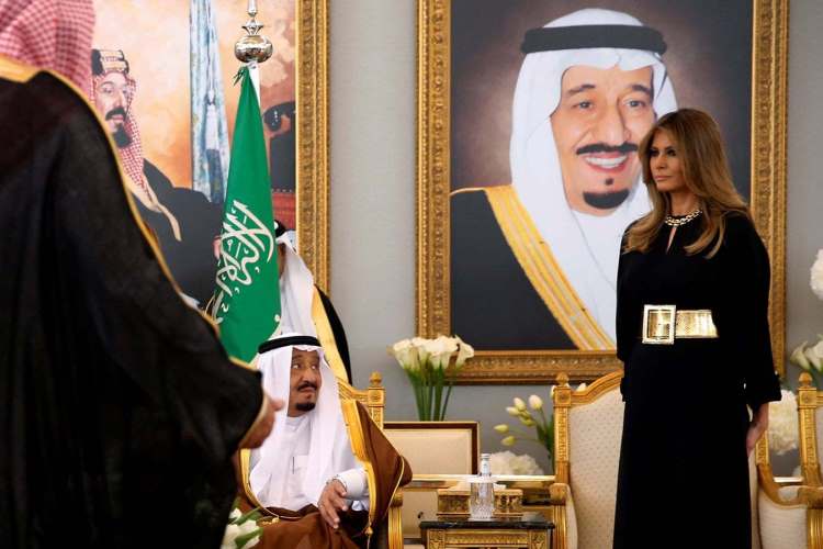 ریاض، سعودی بادشاہ شاہ سلمان امریکہ عرب سربراہ کانفرنس کے موقع پر صدر ٹرمپ اور انکی اہلیہ کا ستقبال کرتے ہوئے
