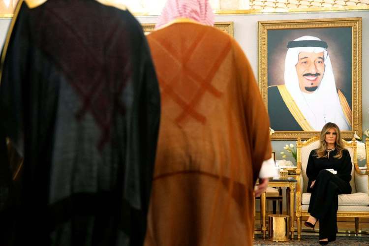 ریاض، سعودی بادشاہ شاہ سلمان امریکہ عرب سربراہ کانفرنس کے موقع پر صدر ٹرمپ اور انکی اہلیہ کا ستقبال کرتے ہوئے