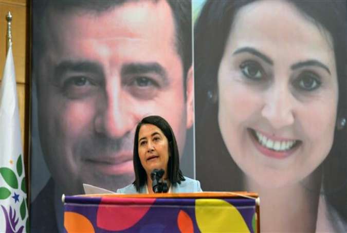Serpil Kemalbay, of the opposition pro-Kurdish party HDP (Democracy Party of Peoples), speaks in front of the jailed HDP co-leaders Figen Yuksekdag, right in background, and Selahattin Demirtas, after she was elected the co-president of the third congress party in Ankara, Turkey, May 20, 2017. (AFP photo)