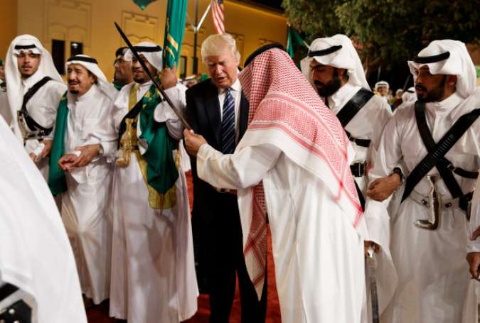 Sambutan khusus Raja Salman terhadap Trump di Riyadh (mercurynews)