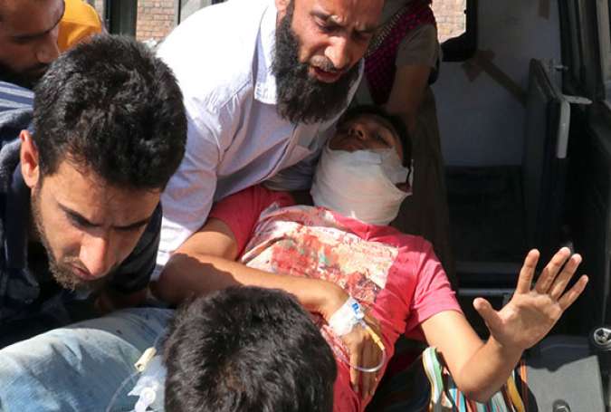 مقبوضہ کشمیر، احتجاج کے دوران 5 نوجوان آنسو گیس شل لگنے سے زخمی