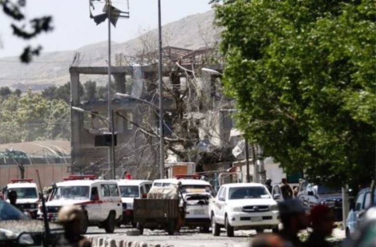 کابل میں جرمن سفارتخانے کے قریب کار بم دھماکے کے بعد کے مناظر