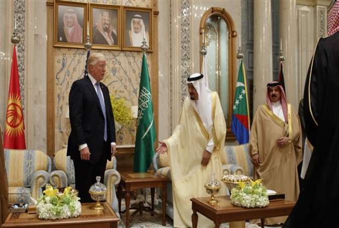 Saudi King Salman (2nd R) invites US President Donald Trump (L) to sit during a meeting on May 21, 2017, in Riyadh, Saudi Arabia. (Photo by AP)
