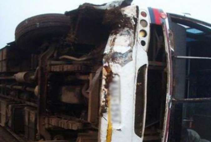 کوٹ ادو میں زائرین کی بس الٹنے سے 35 مسافر زخمی