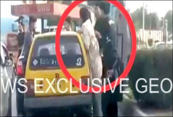 پشاور میں ٹیکسی ڈرائیور پر پولیس کی تشدد