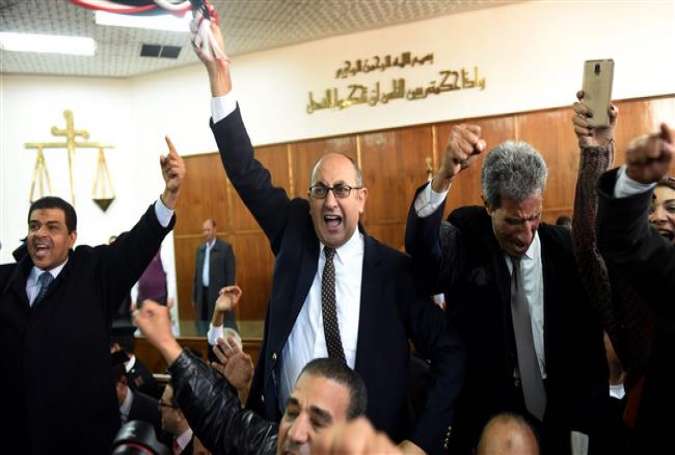 Egyptian lawyer and former presidential candidate Khaled Ali (C) celebrates after the Supreme Administrative Court upheld on January 16, 2017 a ruling voiding a government agreement to hand over two Red Sea islands to Saudi Arabia in a deal that had sparked protests in Egypt. (Photo by AFP)
