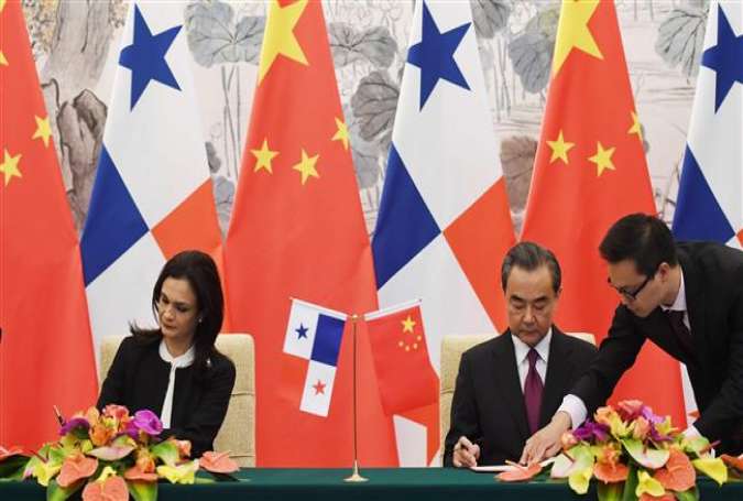 Panama’s Foreign Minister Isabel de Saint Malo (L) and Chinese Foreign Minister Wang Yi (2nd L) sign a joint communiqué on establishing diplomatic relations in Beijing on June 13, 2017.