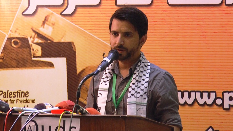 کراچی، القدس کانفرنس کے دوران احسن زیدی کمپیئرنگ کے فرائض انجام دے رہے ہیں