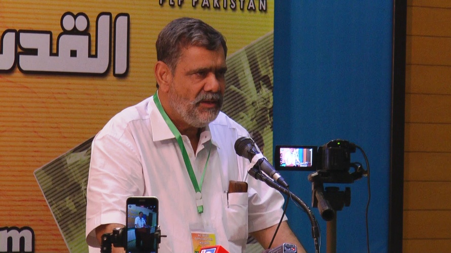 کراچی، القدس کانفرنس سے کراچی بار ایسوسی ایشن کے صدر نعیم قریشی خطاب کر رہے ہیں
