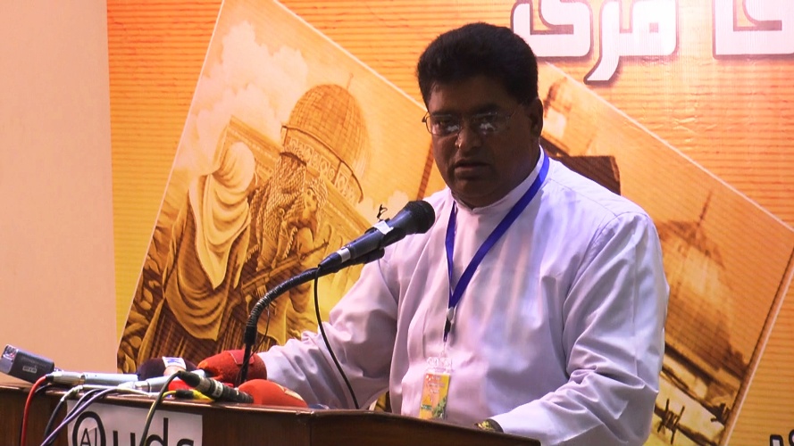 کراچی، القدس کانفرنس سے وائس چیئرمین چرچ آف پاکستان پادری ریاض مسیح خطاب کر رہے ہیں