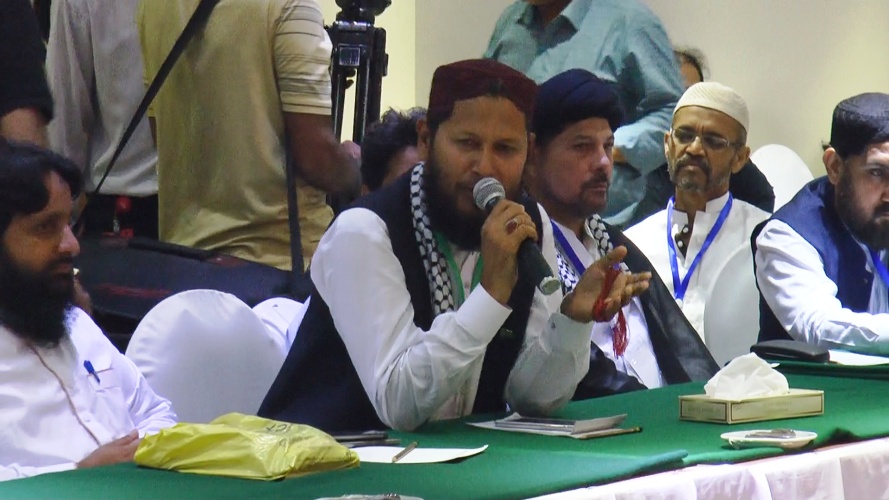کراچی، القدس کانفرنس سے جے یو پی (نورانی) سندھ کے صدر علامہ عقیل انجم قادری اختتامی دعا کرا رہے ہیں