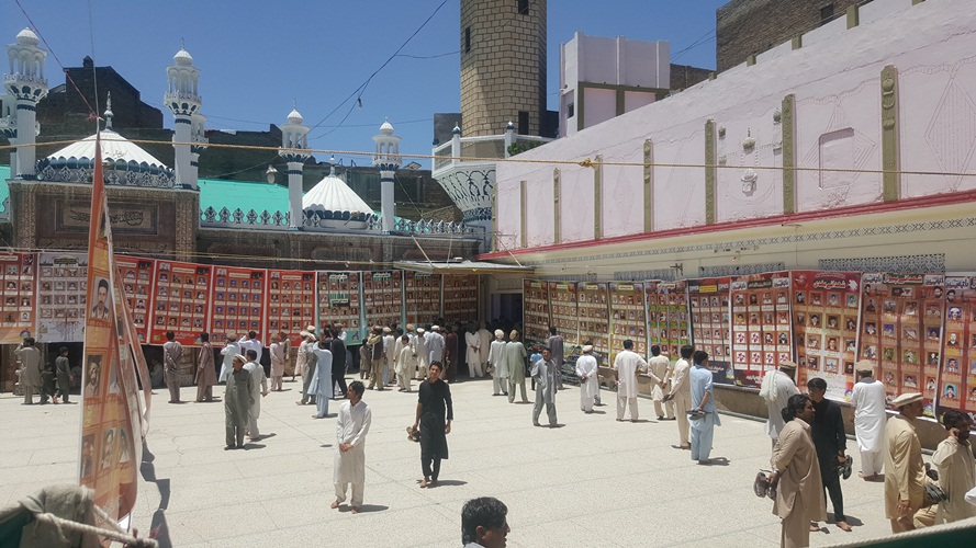 مرکزی امام بارگاہ اور مدرسہ خامنہ ای پاراچنار میں 19 رمضان المبارک کو منعقدہ یوم شہداء کرم کے موقع پر شہداء کے تصاویر آویزاں
