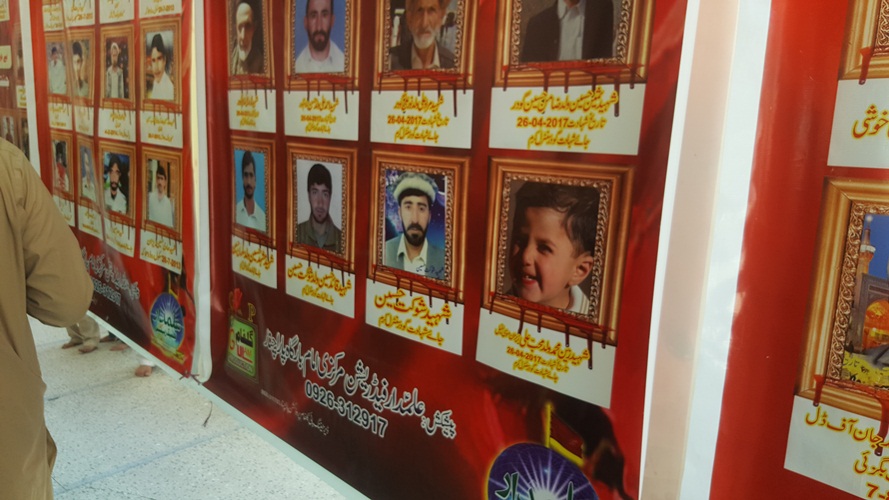 مرکزی امام بارگاہ اور مدرسہ خامنہ ای پاراچنار میں 19 رمضان المبارک کو منعقدہ یوم شہداء کرم کے موقع پر شہداء کے تصاویر آویزاں
