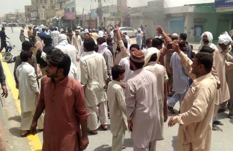 ڈیرہ اسماعیل خان میں غیر اعلانیہ لوڈشیڈنگ کیخلاف شہری سراپا احتجاج