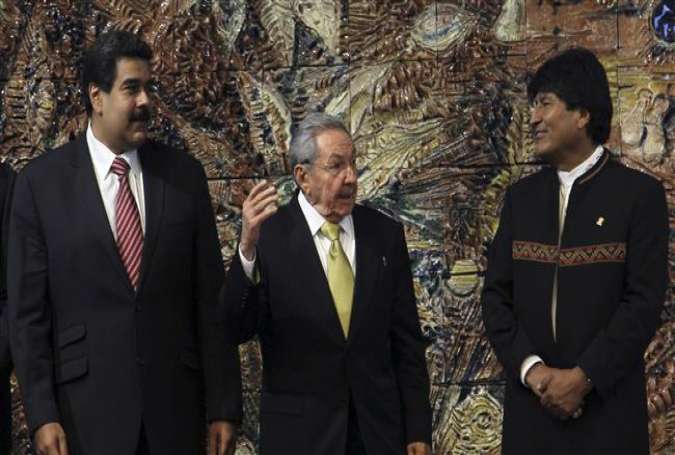 Cuba’s President Raul Castro (C) talks with Bolivia’s President Evo Morales (R), and Venezuela’s President Nicolas Maduro, are seen in a photo of the ALBA summit at the Revolution Palace in Havana, December 14, 2014. (By AP)