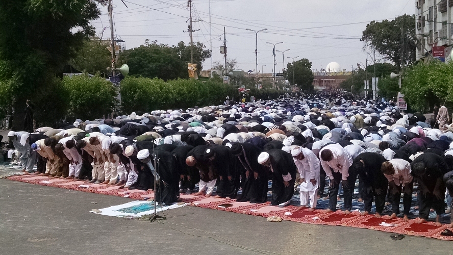 کراچی، یوم شہادت امام علیؑ کے مرکزی جلوس کے دوران آئی ایس او کے زیر اہتمام ایم اے جناح روڈ پر باجماعت نماز ظہرین