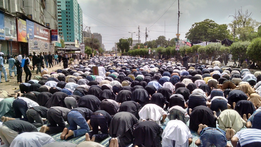 کراچی، یوم شہادت امام علیؑ کے مرکزی جلوس کے دوران آئی ایس او کے زیر اہتمام ایم اے جناح روڈ پر باجماعت نماز ظہرین
