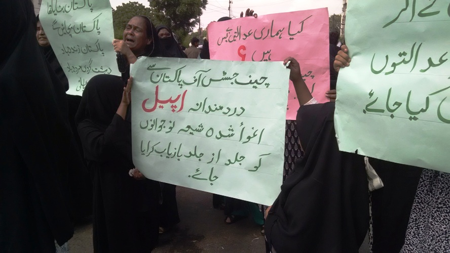 کراچی، مرکزی جلوس کے دوران شیعہ لاپتہ افراد کے اہلخانہ کا اپنے پیاروں کی بازیابی کیلئے احتجاجی مظاہرہ
