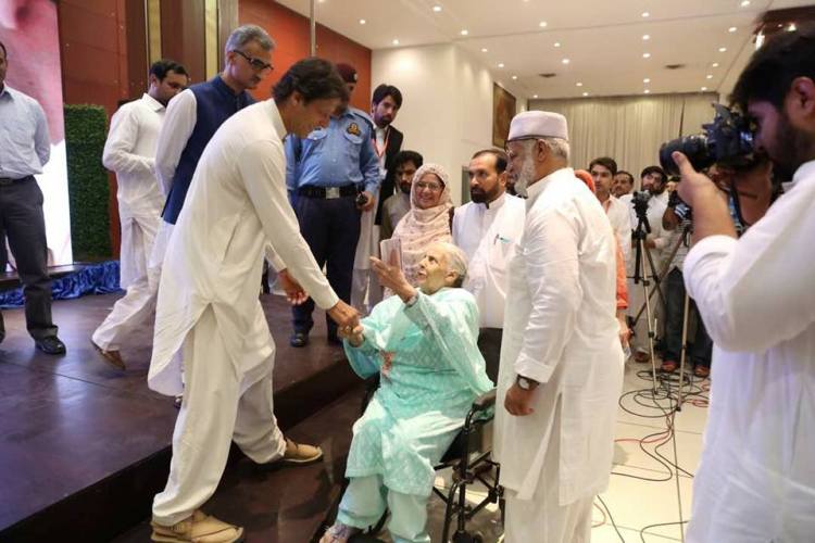 پشاور کے مقامی ہوٹل میں چیئرمین پی ٹی آئی کیجانب سے شوکت خانم ہسپتال کیلئے فنڈ ریزنگ کی تقریب
