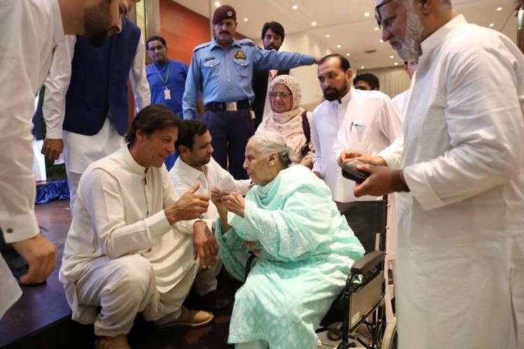 پشاور کے مقامی ہوٹل میں چیئرمین پی ٹی آئی کیجانب سے شوکت خانم ہسپتال کیلئے فنڈ ریزنگ کی تقریب