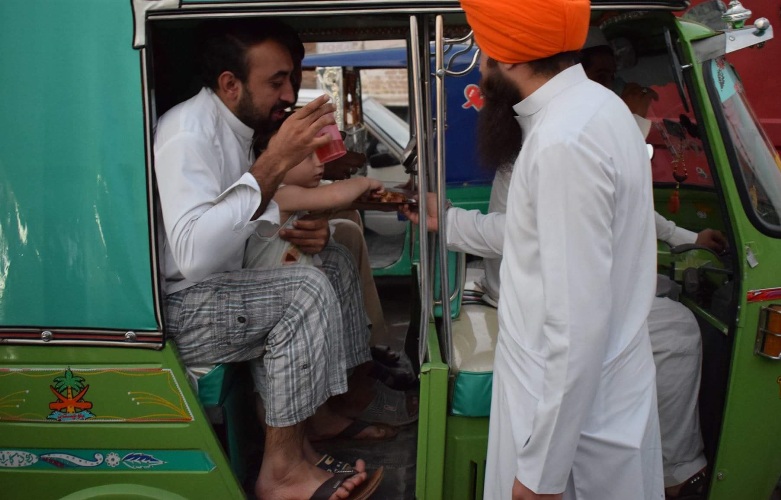 پشاور، سکھ برادری کیجانب سے مسلمانوں کو دی جانے والی افطاری کے مناظر