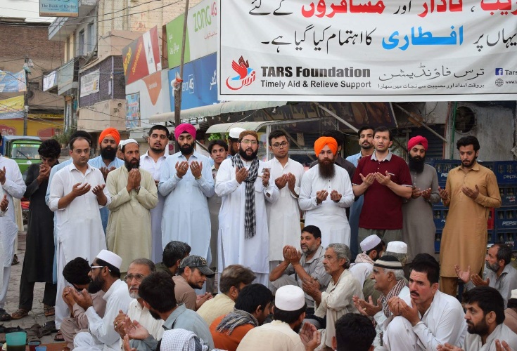 پشاور، سکھ برادری کیجانب سے مسلمانوں کو دی جانے والی افطاری کے مناظرپشاور، سکھ برادری کیجانب سے مسلمانوں کو دی جانے والی افطاری کے مناظر