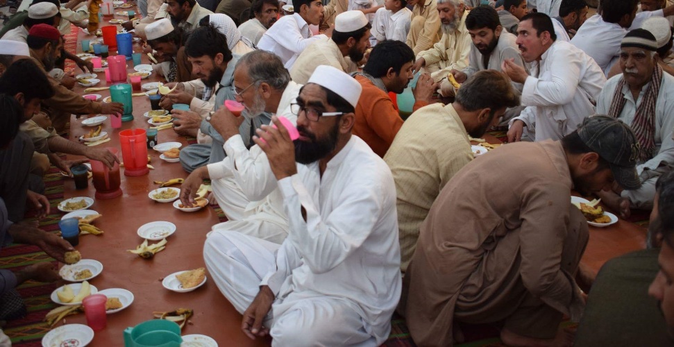 پشاور، سکھ برادری کیجانب سے مسلمانوں کو دی جانے والی افطاری کے مناظر