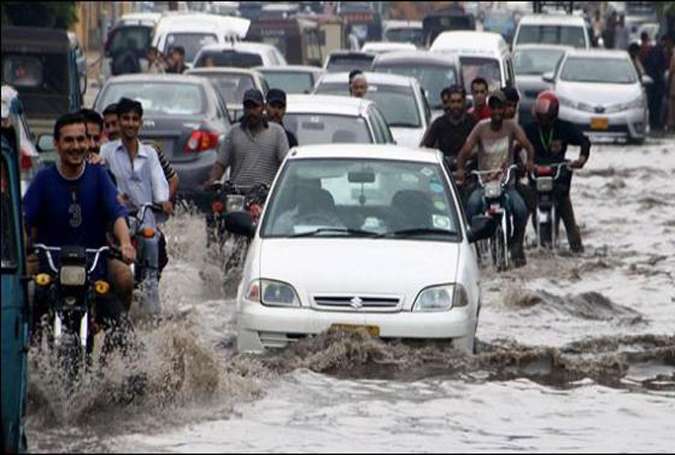 کراچی، سندھ حکومت مون سون کے پہلے امتحان میں ناکام، بارش کا پانی تاحال نہ نکالا جاسکا