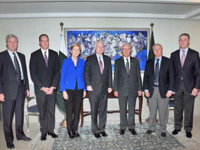 امریکی سینیٹر جان مکین کی قیادت میں 5 رُکنی وفد کا جنوبی وزیرستان کا دورہ اور سیاسی و عسکری رہنماؤں سے ملاقاتیں
