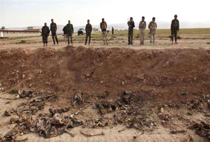 This file photo shows a mass grave found on the outskirts of Sinjar town in the northern Iraqi city of Nineveh, containing the remains of Izadi Kurds killed at the hands of Takfiri Daesh terrorists. (Photo by Reuters)