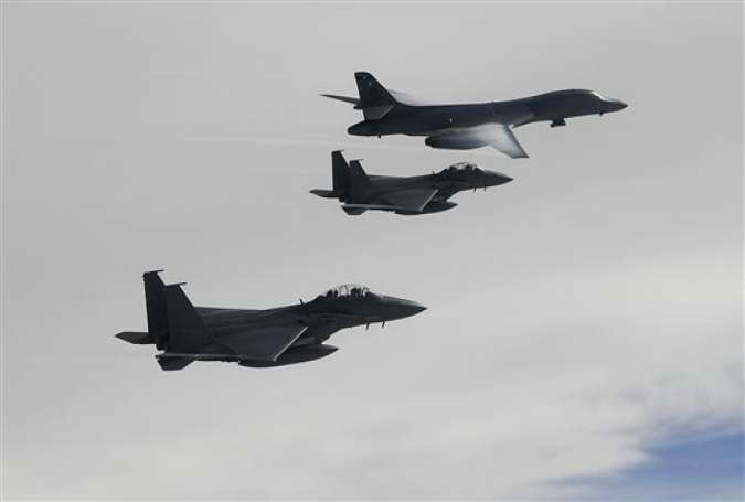 This handout photo taken on July 8, 2017 shows the B-1B Lancer (top) flying over South Korea during a South Korea-US joint live fire drill conducted at a range in Yeongwol County. (Photo by AFP)
