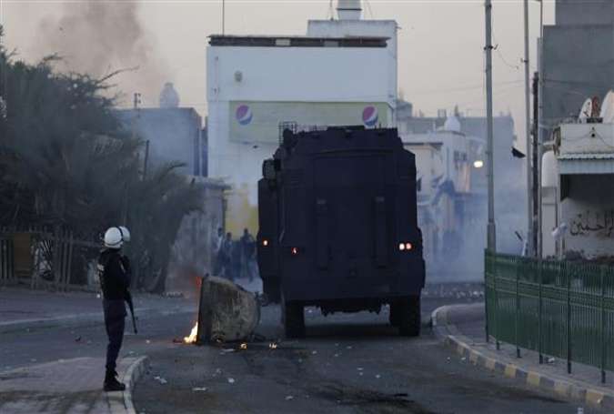 Anti-regime protesters clash with police in Shahrakan, Bahrain, April 5, 2016. (Photo by AP)
