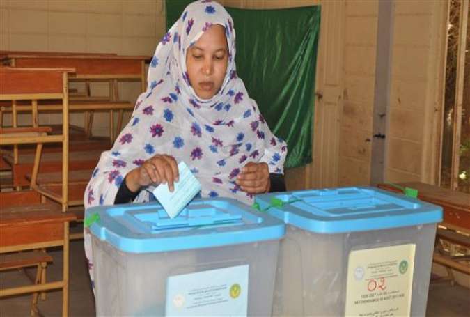 A woman casts her vote in Mauritania’s constitutional referendum on August 5, 2017 at the polling station in Nouakchott. (Photo by AFP)