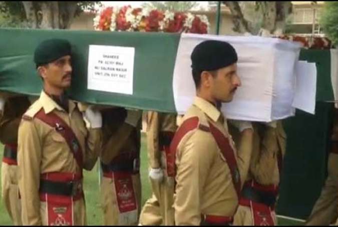 پشاور، اپردیر میں شہید میجر علی سلمان اور حوالدار اختر علی کی نماز جنازہ ادا