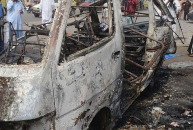 کراچی، وین میں گیس سلنڈر دھماکے سے پھٹ گیا، ایک ہی خاندان کے 6 افراد جاں بحق، 4 زخمی