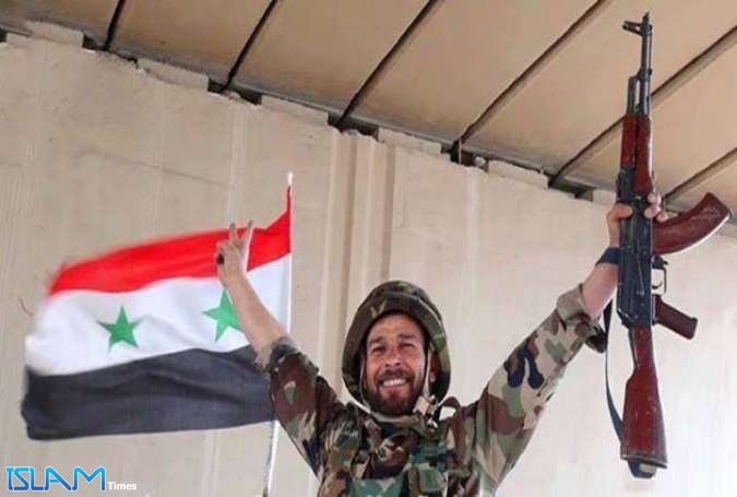 الجيش السوري يرفع العلم وسط مدينة السخنة