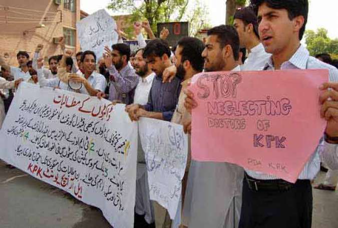 پشاور، ینگ ڈاکٹرز کا مطالبات کی عدم منظوری پر بنی گالہ کیطرف لانگ مارچ کا اعلان