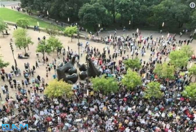 تجمع آلاف المحتجين بمدينة دالاس الأمريكية رفضاً للعنصرية