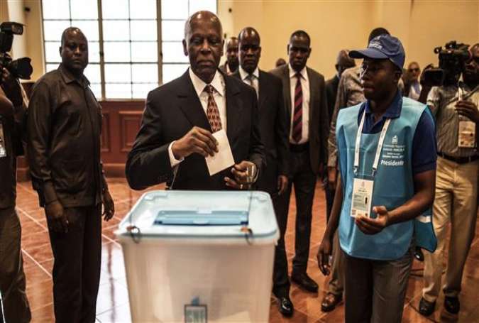 Angolan President Jose Eduardo dos Santos prepares to cast his vote in Luanda, on August 23, 2017 during the general elections. (photo by AFP)
