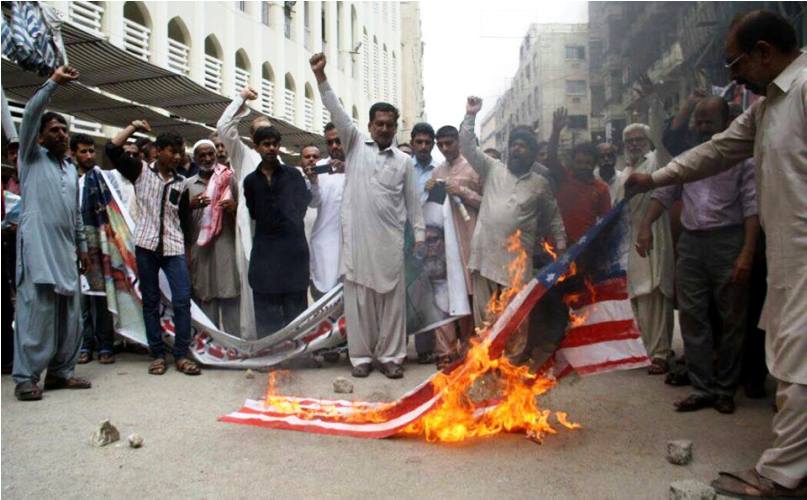 ایم ڈبلیو ایم کراچی کی جانب سے پاکستان پر حملے کی امریکی دھمکی کیخلاف جامع مساجد کے باہر احتجاج کی تصویری جھلکیاں