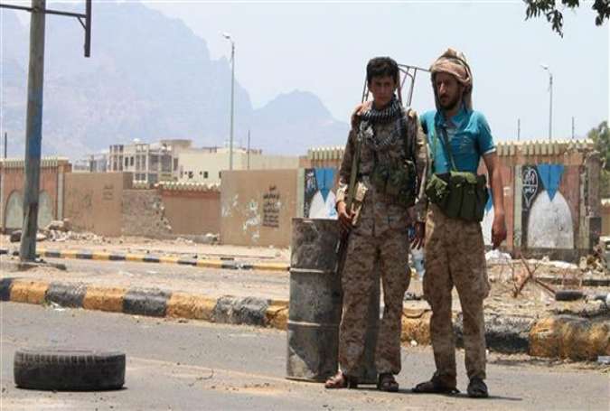 Yemeni Houthi fighters set up a checkpoint in the Khor Maksar neighborhood of Yemen’s southern coastal city of Aden, April 2, 2015. (Photo by AFP)