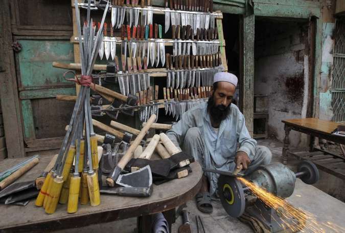 عید قربان، پشاور میں چاقو چھریاں تیز کرنیوالی دکانوں پر شہریوں کا رش