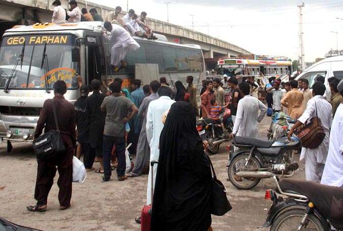 کراچی کا مواصلاتی نظام معطل، بیرون شہر سے آنے والی گاڑیوں کو داخلے سے روک دیا گیا