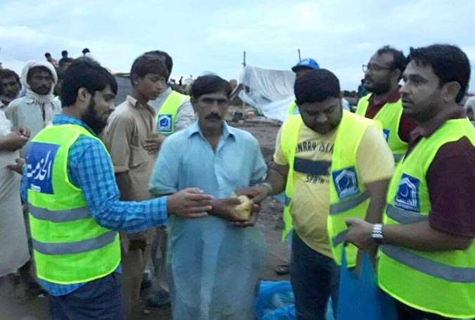 کراچی میں شدید بارش کے بعد امدادی سرگرمیاں، جماعت اسلامی کے تحت مویشی منڈی میں کھانا تقسیم